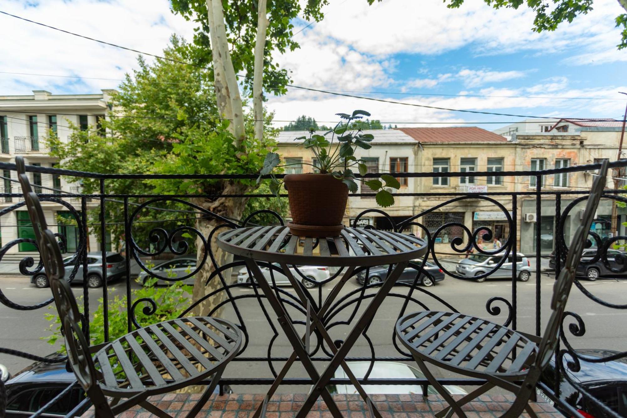 Mulberry Ბჟოლები Apartment Kutaisi Ngoại thất bức ảnh